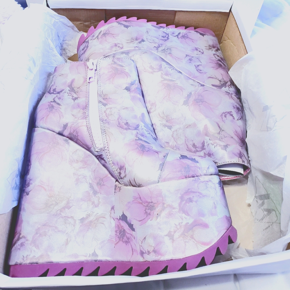 YRU Dimension Lavender Floral Print Platform Wedges 💜